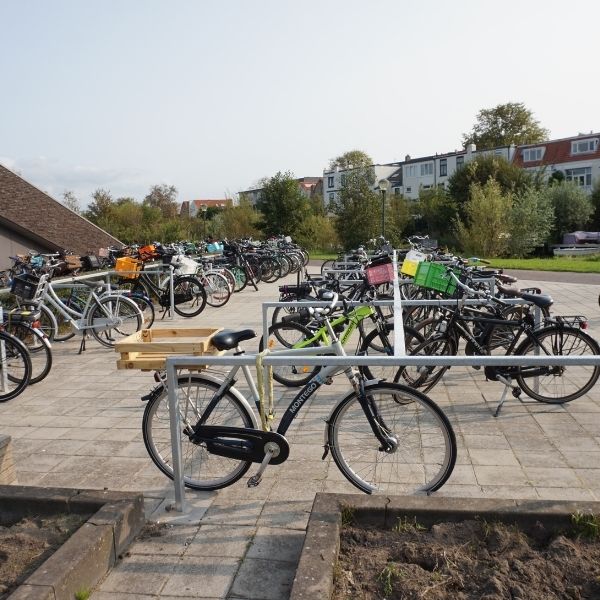 110111 fietsparkeren fietsenrek fietsafscheiding schoolterrein inrichten